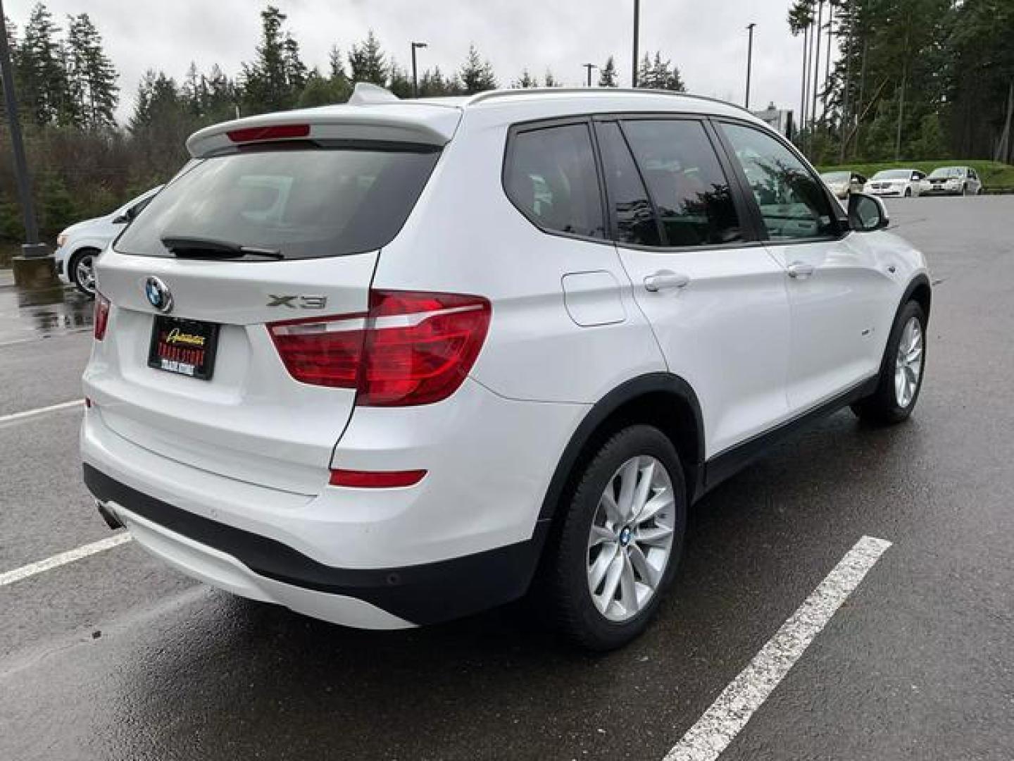 2016 White /Beige BMW X3 xDrive28i Sport Utility 4D (5UXWX9C58G0) , Auto, 8-Spd Stptrnc Spt transmission, located at 18001 Kellogg Rd, Saucier, MS, 39574, (228) 832-1441, 39.421459, -76.641457 - Photo#4