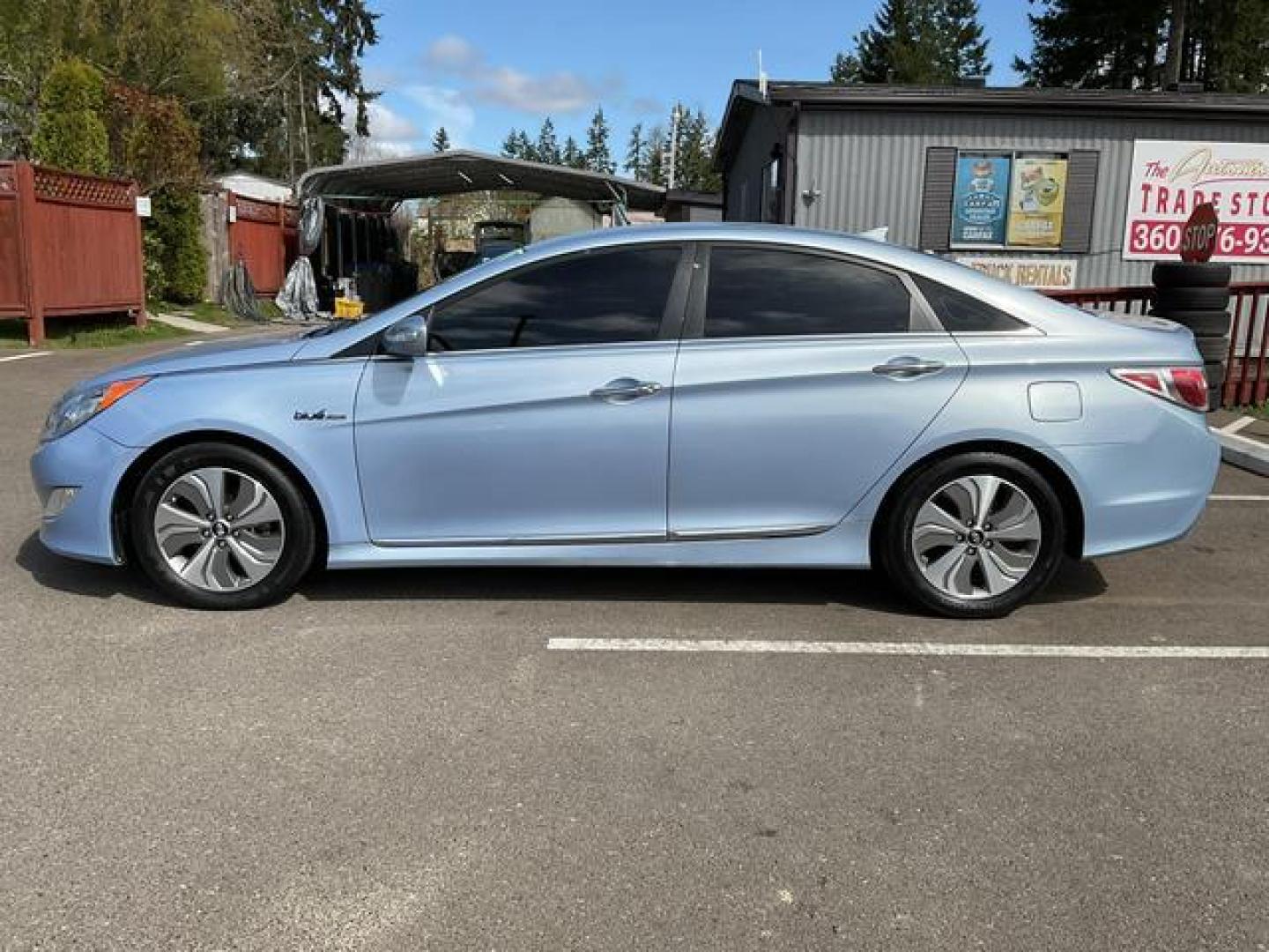 2015 Blue /Gray Hyundai Sonata Hybrid Limited Sedan 4D (KMHEC4A4XFA) , Auto, 6-Spd w/Shiftronic and Drive Mode Select transmission, located at 18001 Kellogg Rd, Saucier, MS, 39574, (228) 832-1441, 39.421459, -76.641457 - Photo#1