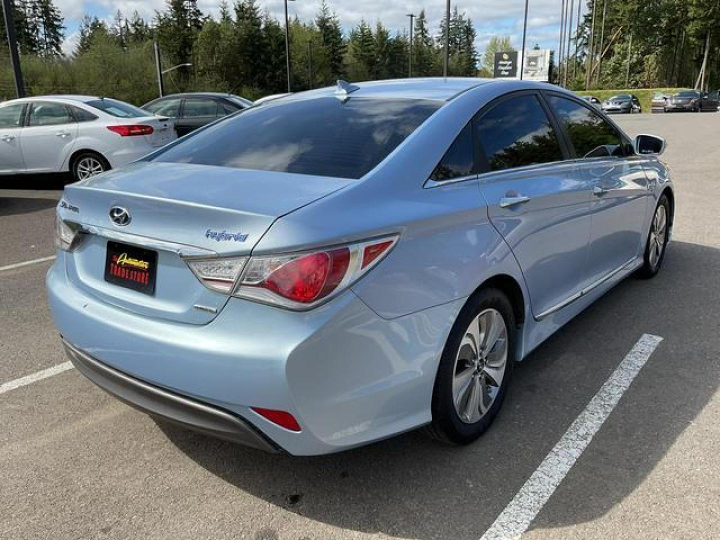 2015 Blue /Gray Hyundai Sonata Hybrid Limited Sedan 4D (KMHEC4A4XFA) , Auto, 6-Spd w/Shiftronic and Drive Mode Select transmission, located at 18001 Kellogg Rd, Saucier, MS, 39574, (228) 832-1441, 39.421459, -76.641457 - Photo#4