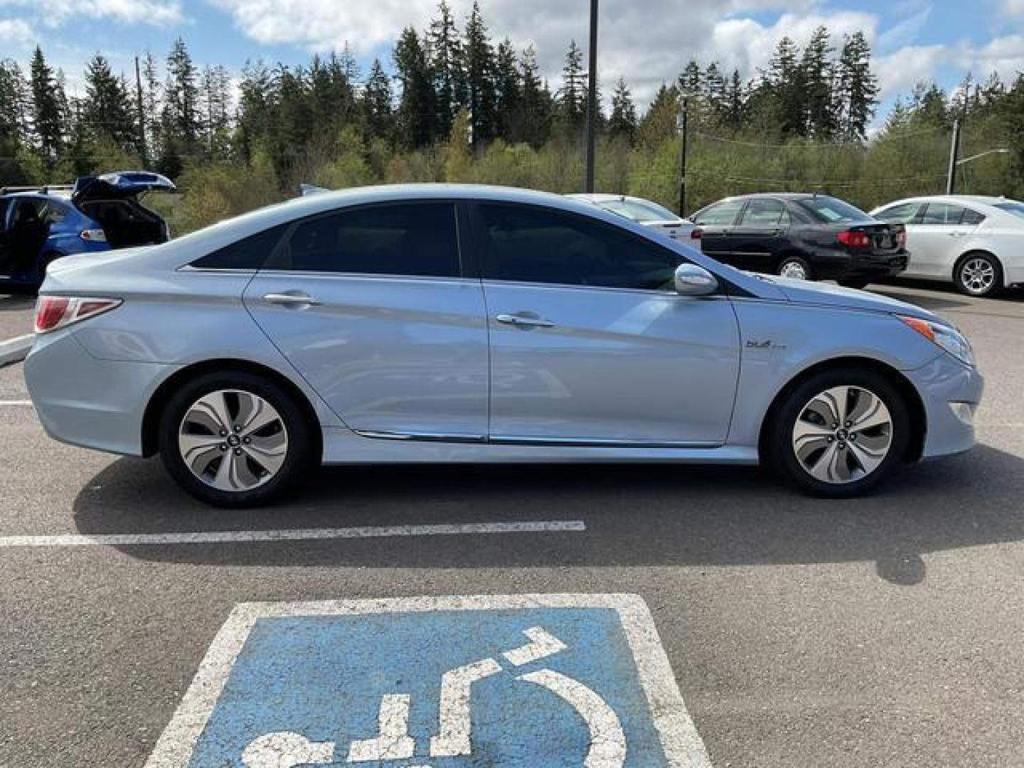 2015 Blue /Gray Hyundai Sonata Hybrid Limited Sedan 4D (KMHEC4A4XFA) , Auto, 6-Spd w/Shiftronic and Drive Mode Select transmission, located at 18001 Kellogg Rd, Saucier, MS, 39574, (228) 832-1441, 39.421459, -76.641457 - Photo#5