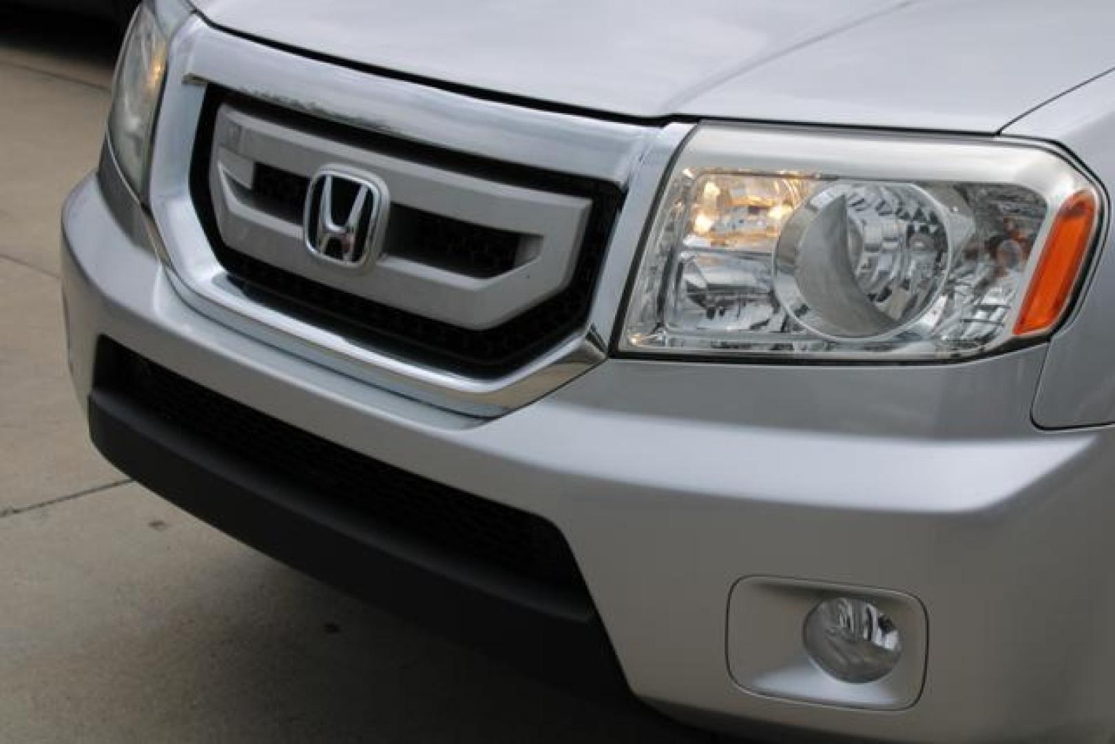 2010 Silver /Black Honda Pilot EX-L Sport Utility 4D (5FNYF3H55AB) , Automatic, 5-Spd w/Overdrive transmission, located at 18001 Kellogg Rd, Saucier, MS, 39574, (228) 832-1441, 39.421459, -76.641457 - Photo#16