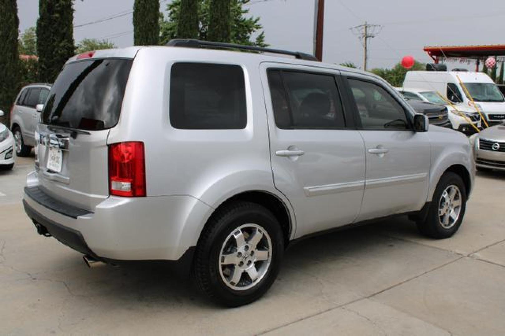 2010 Silver /Black Honda Pilot EX-L Sport Utility 4D (5FNYF3H55AB) , Automatic, 5-Spd w/Overdrive transmission, located at 18001 Kellogg Rd, Saucier, MS, 39574, (228) 832-1441, 39.421459, -76.641457 - Photo#1