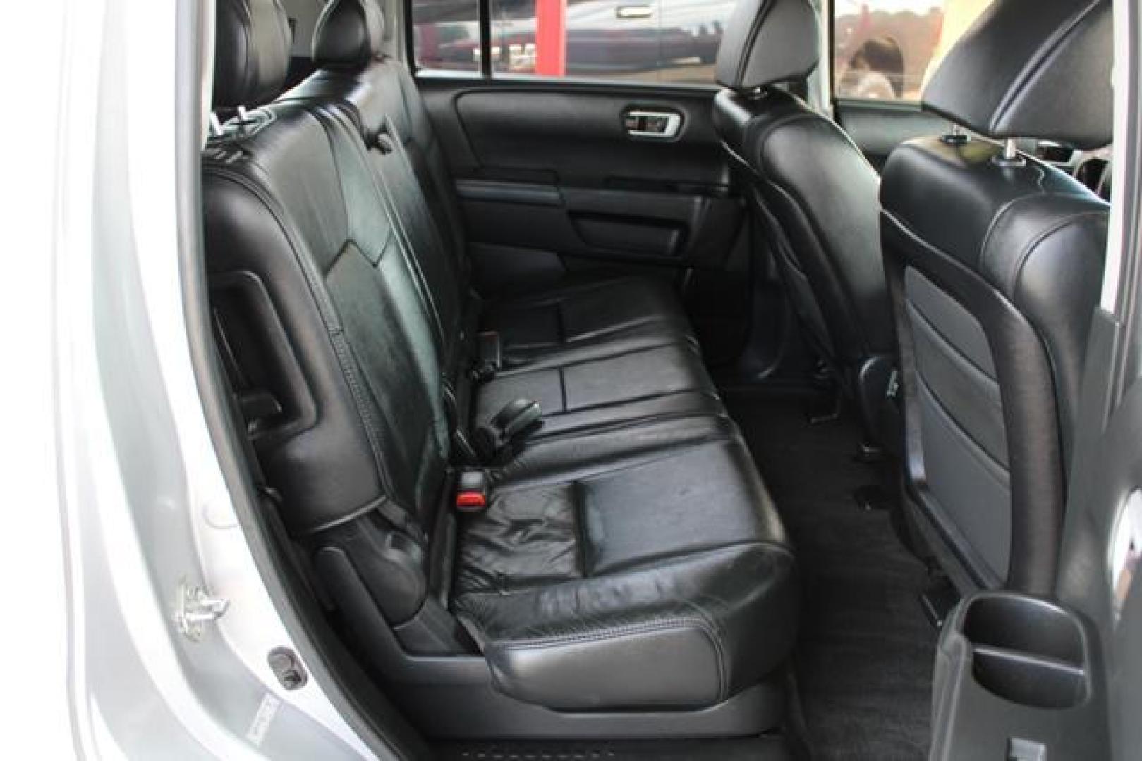 2010 Silver /Black Honda Pilot EX-L Sport Utility 4D (5FNYF3H55AB) , Automatic, 5-Spd w/Overdrive transmission, located at 18001 Kellogg Rd, Saucier, MS, 39574, (228) 832-1441, 39.421459, -76.641457 - Photo#22