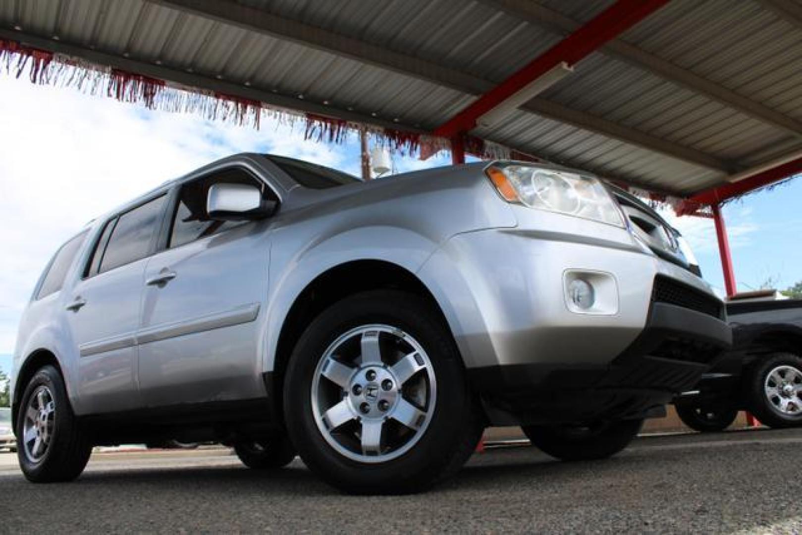 2010 Silver /Black Honda Pilot EX-L Sport Utility 4D (5FNYF3H55AB) , Automatic, 5-Spd w/Overdrive transmission, located at 18001 Kellogg Rd, Saucier, MS, 39574, (228) 832-1441, 39.421459, -76.641457 - Photo#24