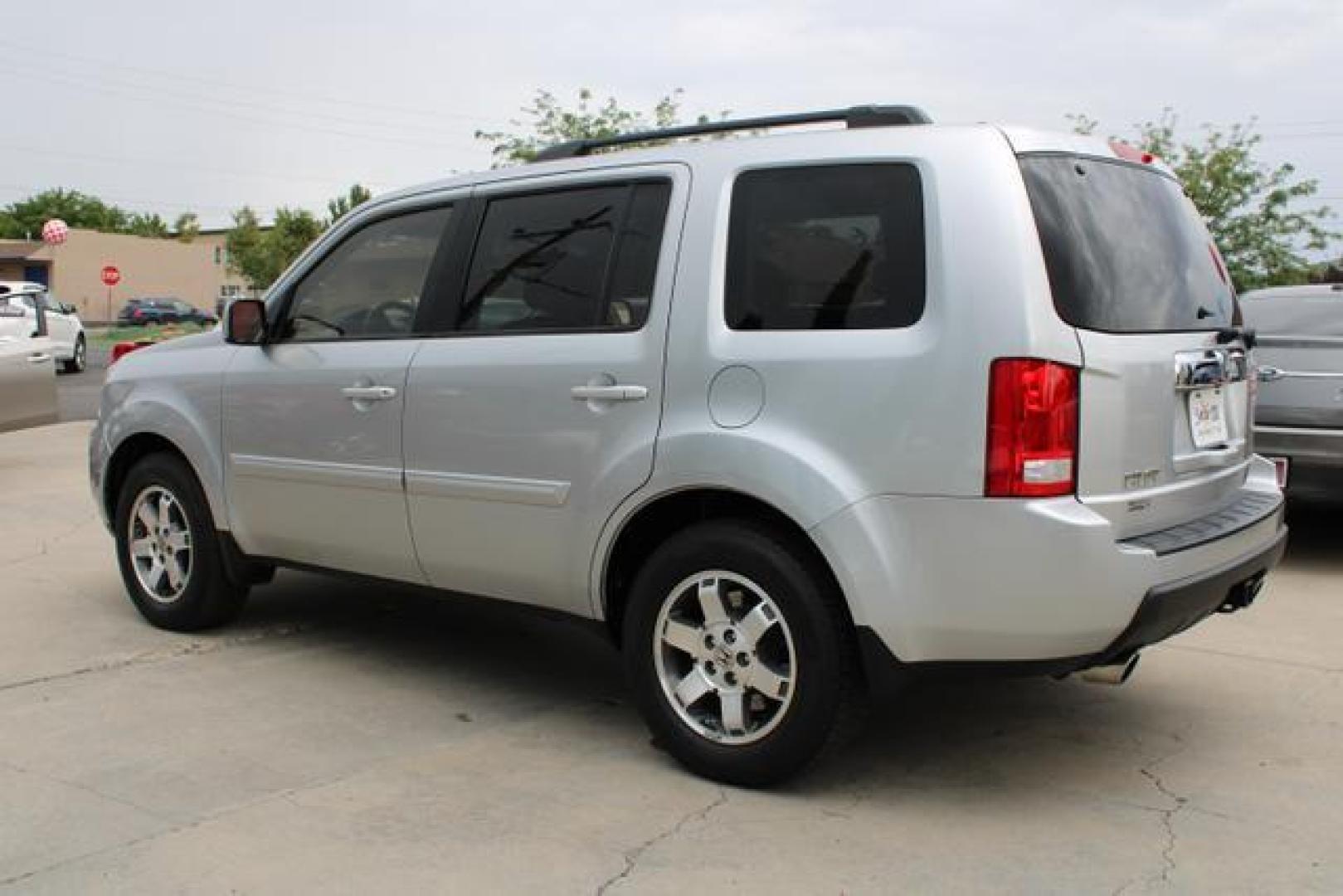 2010 Silver /Black Honda Pilot EX-L Sport Utility 4D (5FNYF3H55AB) , Automatic, 5-Spd w/Overdrive transmission, located at 18001 Kellogg Rd, Saucier, MS, 39574, (228) 832-1441, 39.421459, -76.641457 - Photo#2