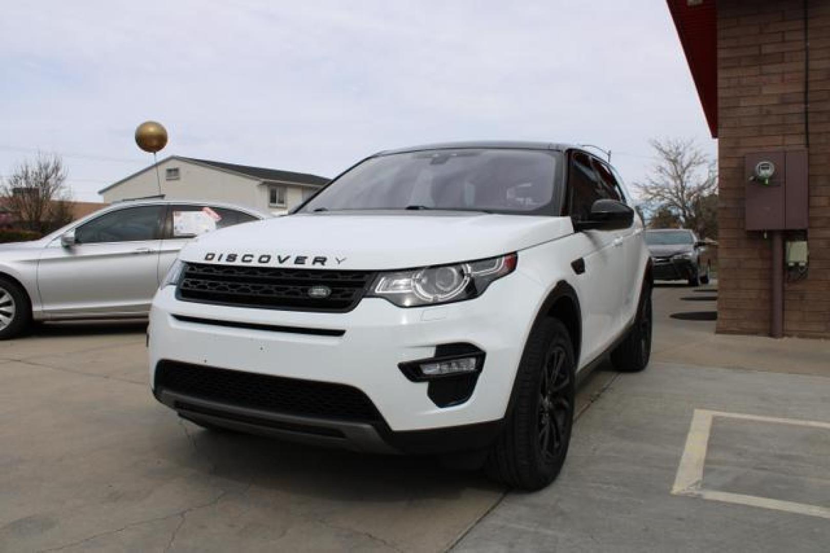 2019 White /Black Land Rover Discovery Sport HSE Sport Utility 4D (SALCR2FX5KH) , Automatic, 9-Spd transmission, located at 18001 Kellogg Rd, Saucier, MS, 39574, (228) 832-1441, 39.421459, -76.641457 - Photo#3