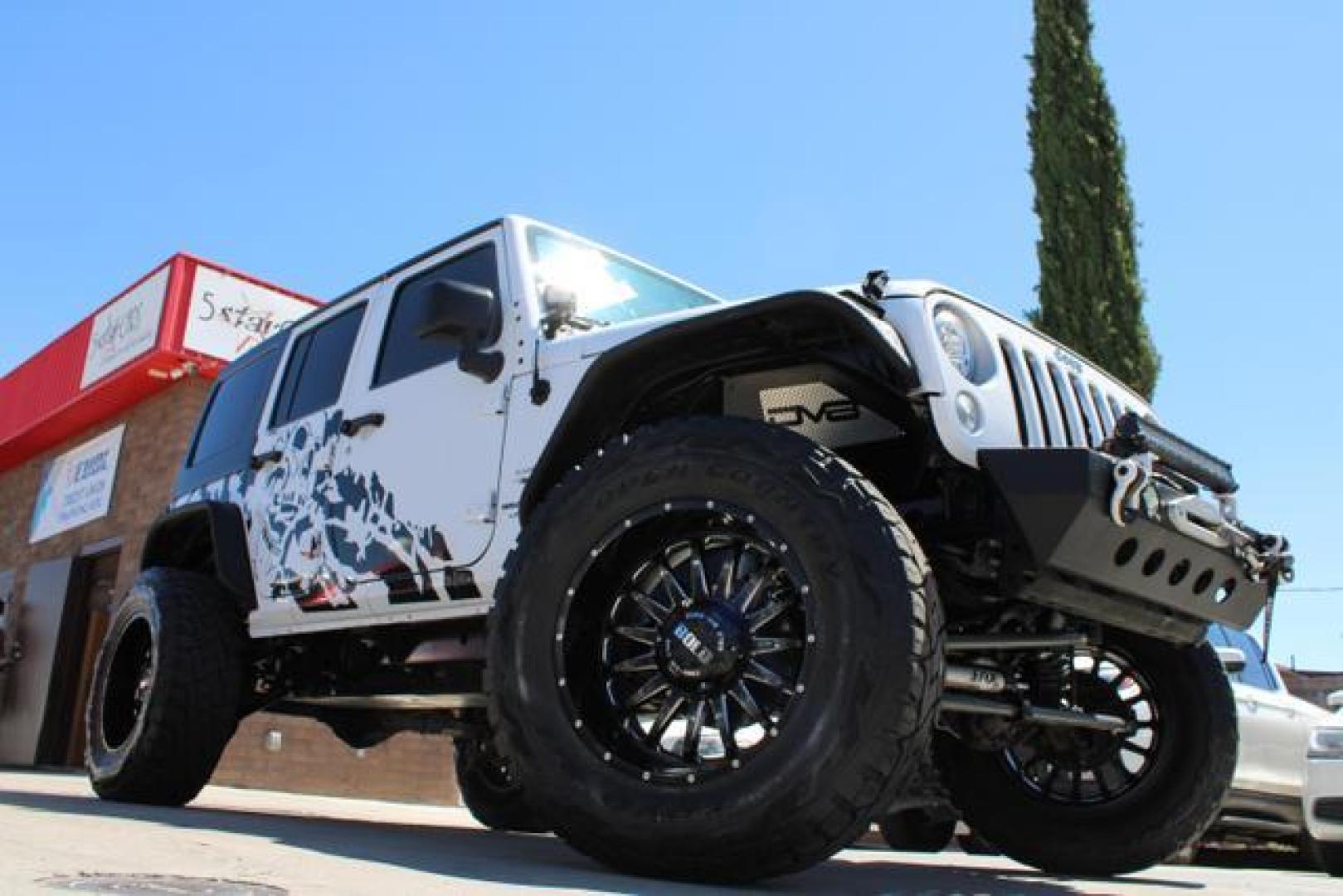 2018 White /Gray Jeep Wrangler Unlimited Sahara (JK) Sport Utility 4D (1C4HJWEG2JL) , Automatic, 5-Spd transmission, located at 18001 Kellogg Rd, Saucier, MS, 39574, (228) 832-1441, 39.421459, -76.641457 - Photo#13