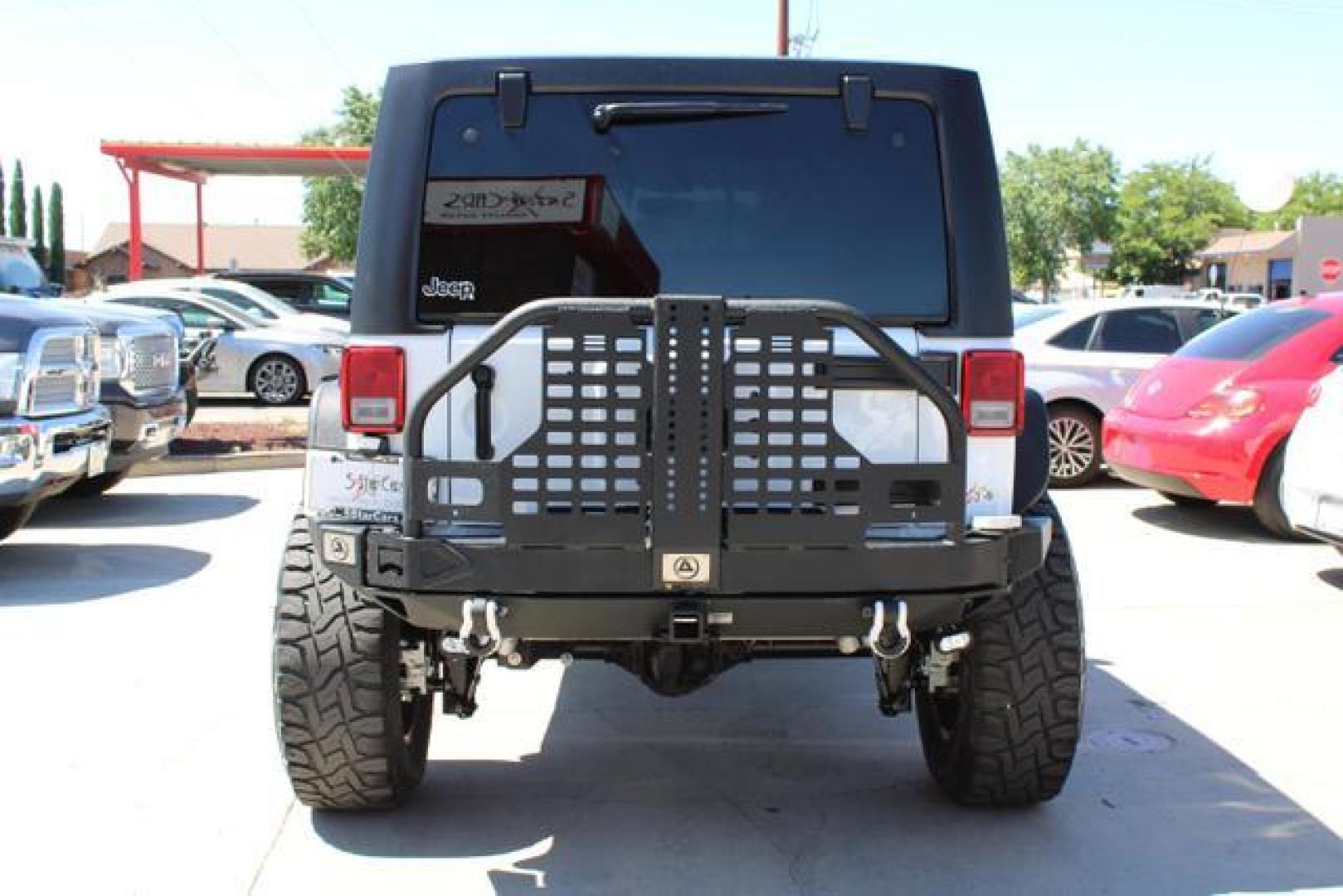 2018 White /Gray Jeep Wrangler Unlimited Sahara (JK) Sport Utility 4D (1C4HJWEG2JL) , Automatic, 5-Spd transmission, located at 18001 Kellogg Rd, Saucier, MS, 39574, (228) 832-1441, 39.421459, -76.641457 - Photo#15