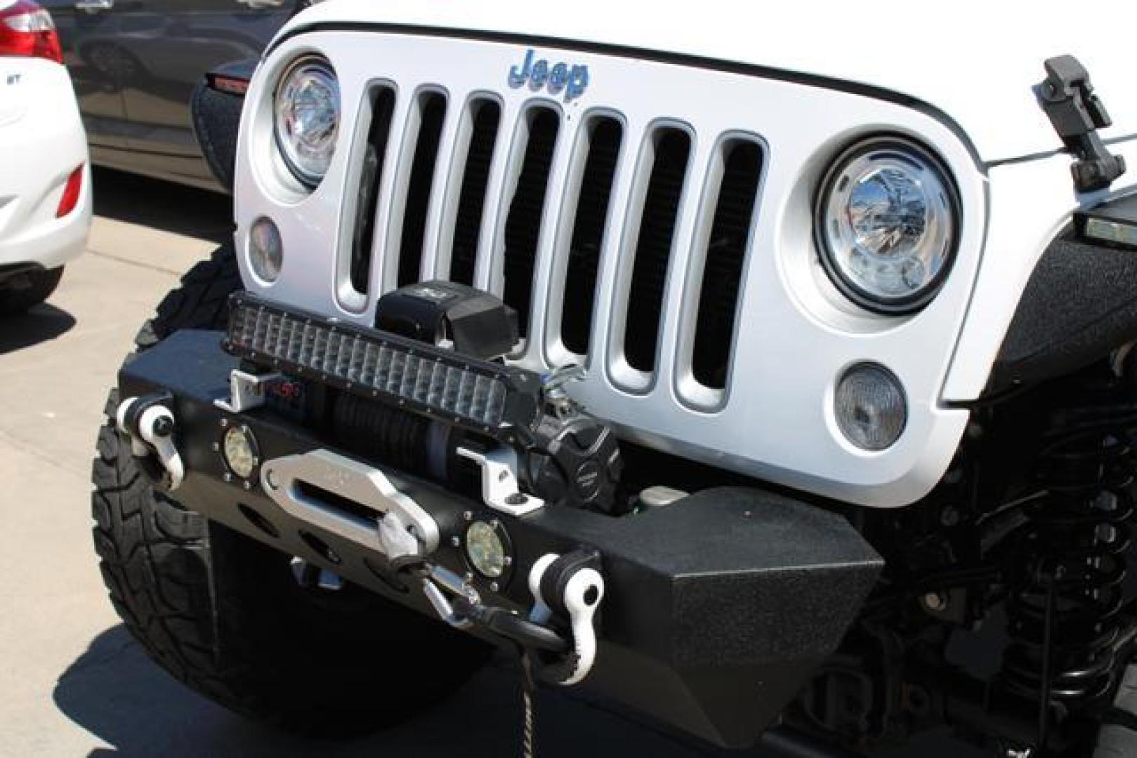 2018 White /Gray Jeep Wrangler Unlimited Sahara (JK) Sport Utility 4D (1C4HJWEG2JL) , Automatic, 5-Spd transmission, located at 18001 Kellogg Rd, Saucier, MS, 39574, (228) 832-1441, 39.421459, -76.641457 - Photo#17