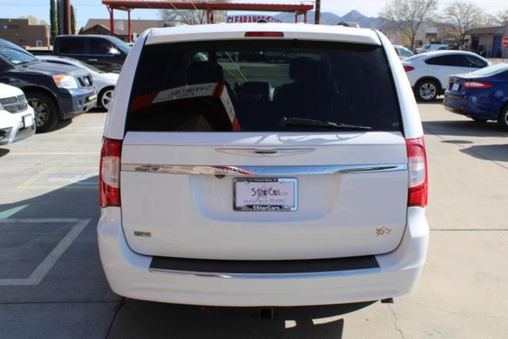 2014 White /Black Chrysler Town and Country Touring Minivan 4D (2C4RC1BGXER) , Auto, 6-Spd AutoStick transmission, located at 18001 Kellogg Rd, Saucier, MS, 39574, (228) 832-1441, 39.421459, -76.641457 - Photo#14