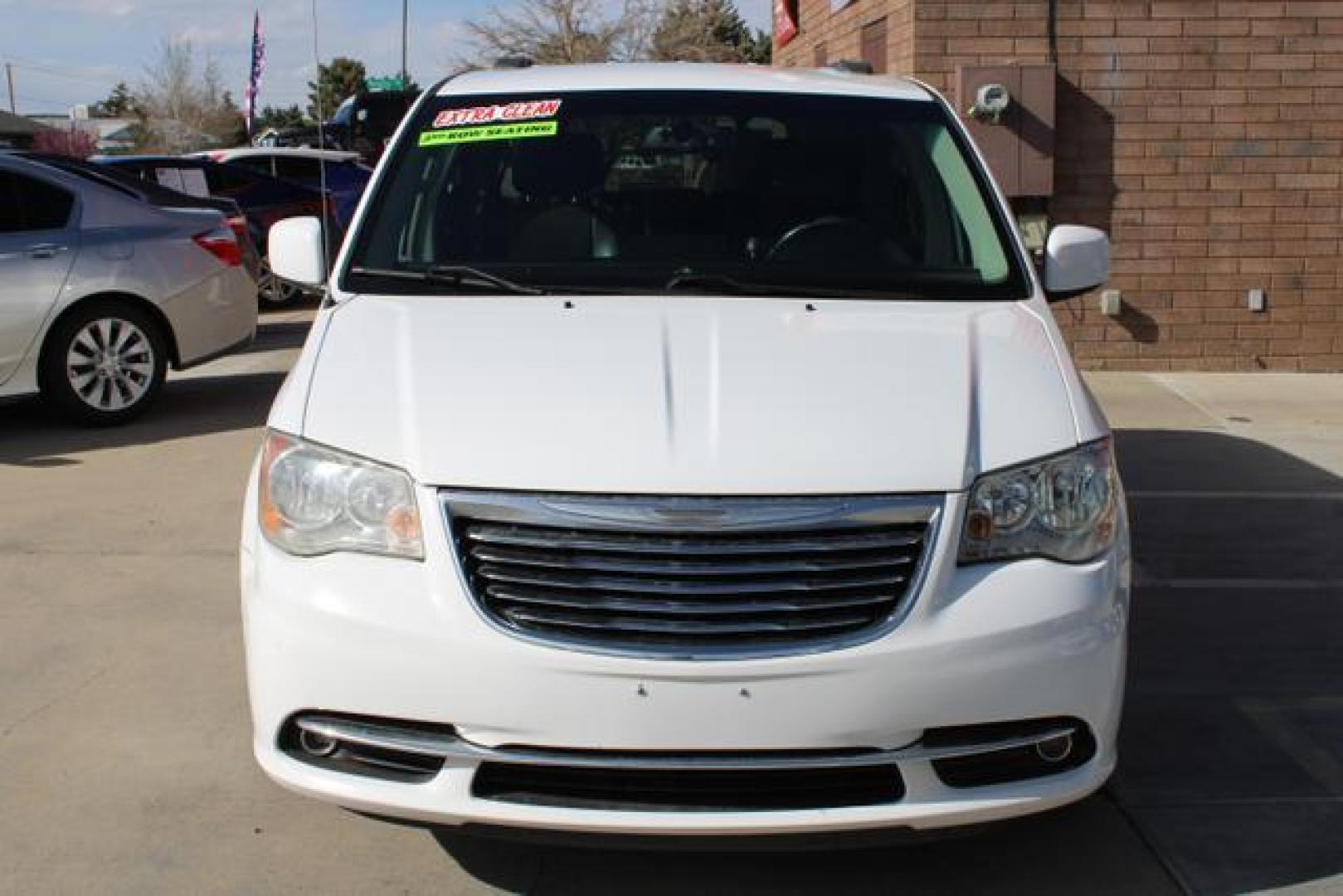 2014 White /Black Chrysler Town and Country Touring Minivan 4D (2C4RC1BGXER) , Auto, 6-Spd AutoStick transmission, located at 18001 Kellogg Rd, Saucier, MS, 39574, (228) 832-1441, 39.421459, -76.641457 - Photo#17