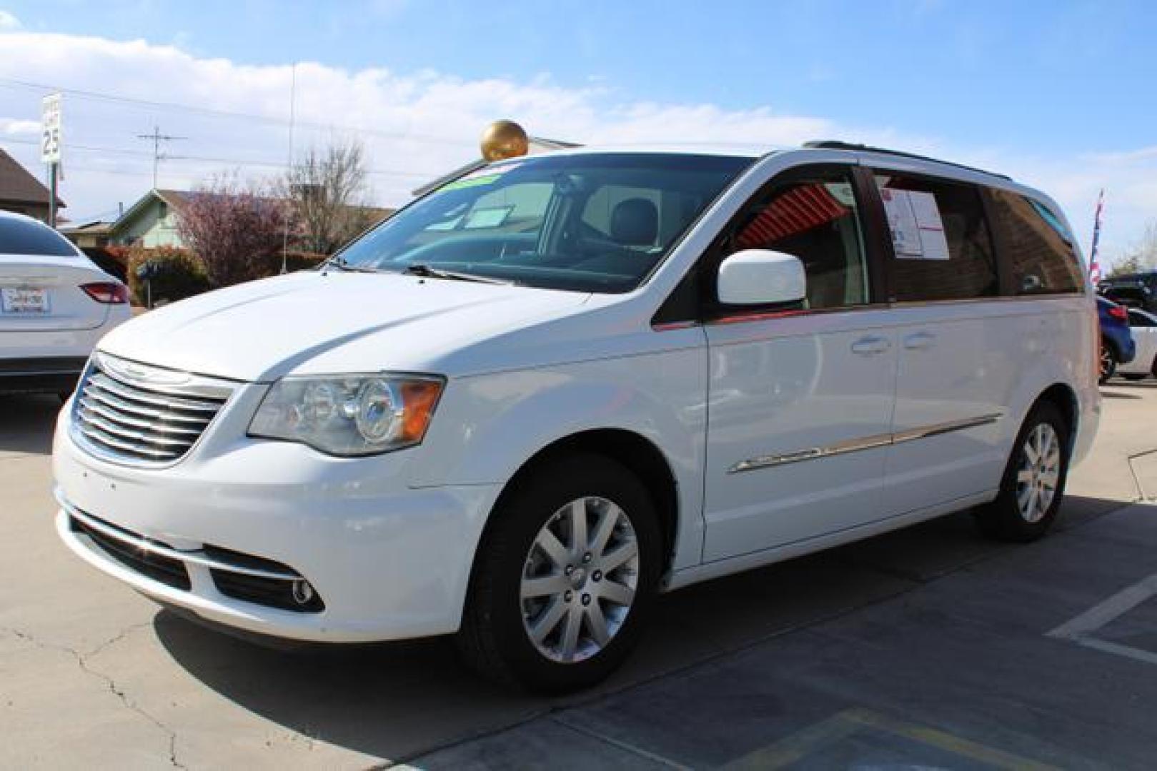 2014 White /Black Chrysler Town and Country Touring Minivan 4D (2C4RC1BGXER) , Auto, 6-Spd AutoStick transmission, located at 18001 Kellogg Rd, Saucier, MS, 39574, (228) 832-1441, 39.421459, -76.641457 - Photo#3