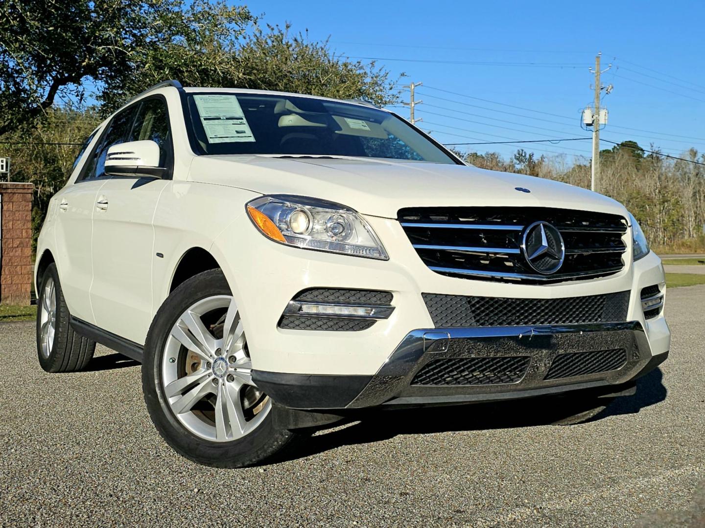 2012 White /Black Mercedes-Benz M-Class ML 350 4MATIC Sport Utility 4D (4JGDA5HB2CA) , Auto, 7-Spd Manual Mode transmission, located at 18001 Kellogg Rd, Saucier, MS, 39574, (228) 832-1441, 139.421463, -76.641457 - 2012 Mercedes Benz. WE HAVE THE BEST AUTO FINANCING IN AMERICA HERE KIDS LOVE REAR SEAT TV'S, ~ SUPER SHARP!! CLEAR TITLE, Well Maintained, Great Value, CARFAX APPROVED, LOW DOWN PAYMENT, SKIP YOUR FIRST PAYMENT, IRON CLAD Warranty, AND MUCH MORE !! We have ALL TYPES OF FINANCING OPTIONS! - Photo#0