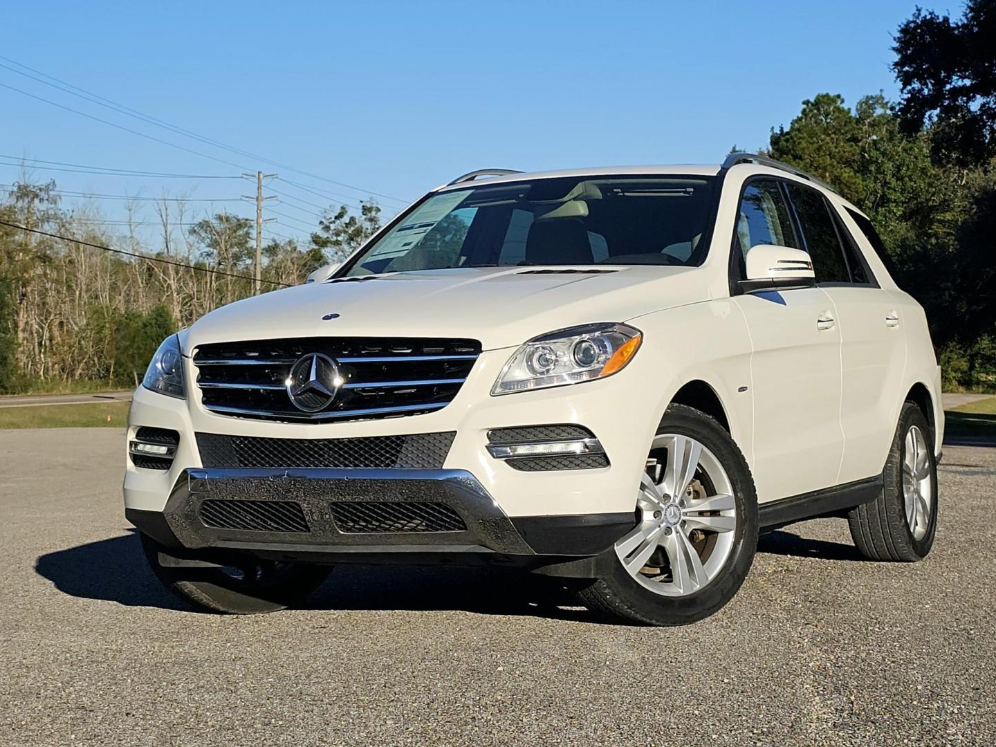 2012 White /Black Mercedes-Benz M-Class ML 350 4MATIC Sport Utility 4D (4JGDA5HB2CA) , Auto, 7-Spd Manual Mode transmission, located at 18001 Kellogg Rd, Saucier, MS, 39574, (228) 832-1441, 139.421463, -76.641457 - 2012 Mercedes Benz. WE HAVE THE BEST AUTO FINANCING IN AMERICA HERE KIDS LOVE REAR SEAT TV'S, ~ SUPER SHARP!! CLEAR TITLE, Well Maintained, Great Value, CARFAX APPROVED, LOW DOWN PAYMENT, SKIP YOUR FIRST PAYMENT, IRON CLAD Warranty, AND MUCH MORE !! We have ALL TYPES OF FINANCING OPTIONS! - Photo#11