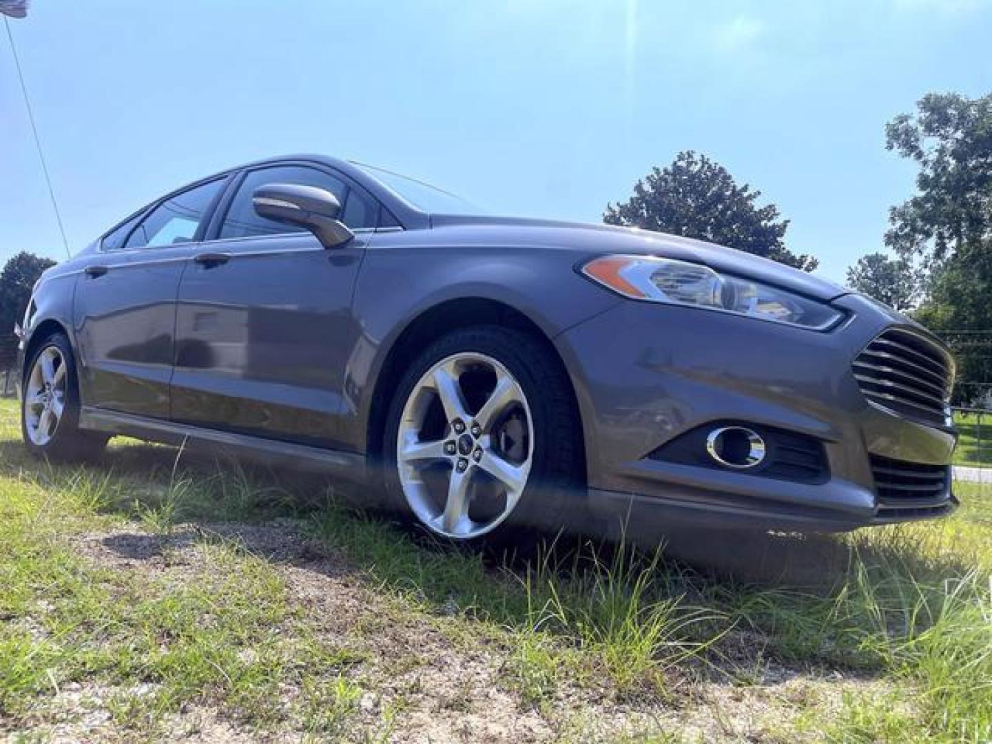 2014 Gray /Black Ford Fusion SE Sedan 4D (1FA6P0HD1E5) , Automatic, 6-Spd transmission, located at 18001 Kellogg Rd, Saucier, MS, 39574, (228) 832-1441, 139.421463, -76.641457 - '' E-Z FINANCING!! '' 2014 Ford Fusion SE Sedan 4D ~ Clean Carfax, Well Maintained, CARFAX Great Value, CARFAX APPROVED, LOW DOWN PAYMENT, SKIP YOUR FIRST PAYMENT, IRON CLAD Warranty, AND MUCH MORE !!We have ALL TYPES OF FINANCING OPTIONS! This Books out for $12,030 - Buy it today for only $10,295 ! - Photo#12