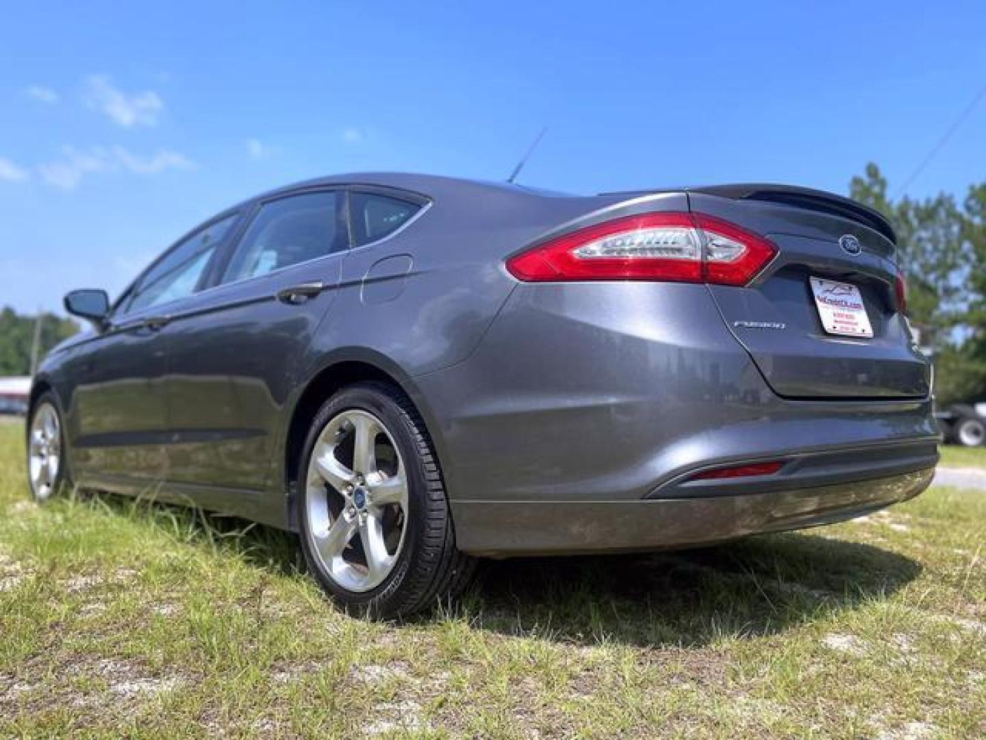 2014 Gray /Black Ford Fusion SE Sedan 4D (1FA6P0HD1E5) , Automatic, 6-Spd transmission, located at 18001 Kellogg Rd, Saucier, MS, 39574, (228) 832-1441, 139.421463, -76.641457 - '' E-Z FINANCING!! '' 2014 Ford Fusion SE Sedan 4D ~ Clean Carfax, Well Maintained, CARFAX Great Value, CARFAX APPROVED, LOW DOWN PAYMENT, SKIP YOUR FIRST PAYMENT, IRON CLAD Warranty, AND MUCH MORE !!We have ALL TYPES OF FINANCING OPTIONS! This Books out for $12,030 - Buy it today for only $10,295 ! - Photo#4