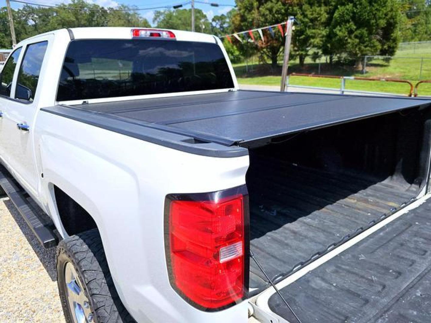 2017 White /Black Chevrolet Silverado 1500 Crew Cab LT Pickup 4D 5 3/4 ft (3GCPCREC3HG) , Auto, 6-Spd HD Overdrive transmission, located at 18001 Kellogg Rd, Saucier, MS, 39574, (228) 832-1441, 139.421463, -76.641457 - Photo#17