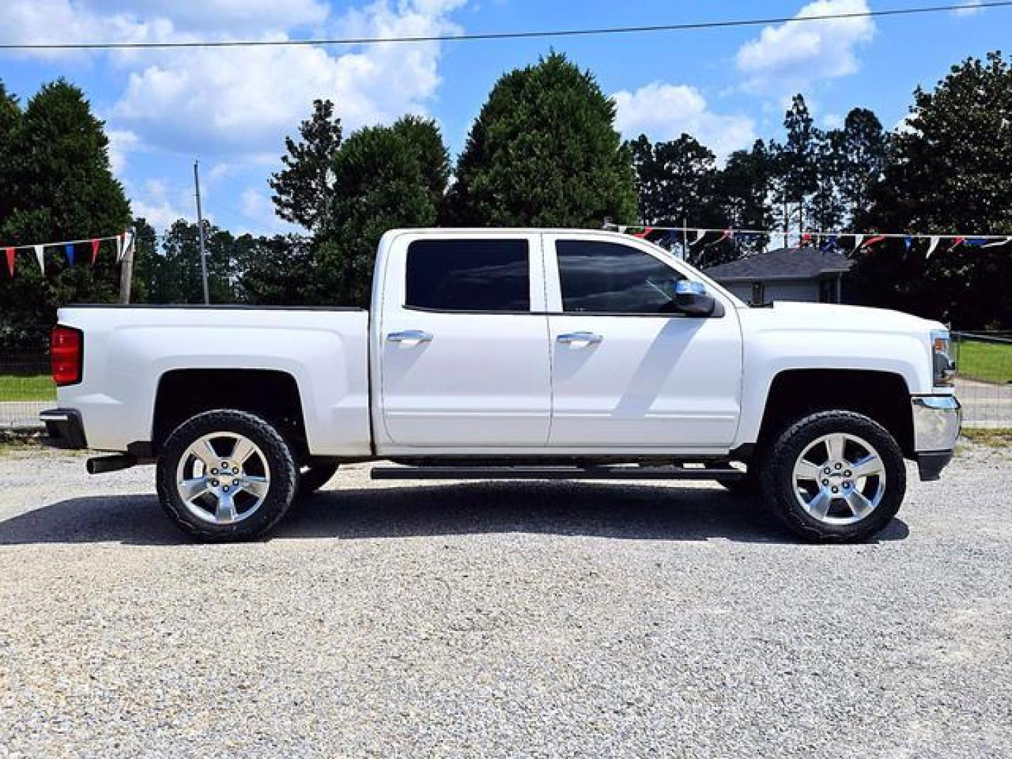 2017 White /Black Chevrolet Silverado 1500 Crew Cab LT Pickup 4D 5 3/4 ft (3GCPCREC3HG) , Auto, 6-Spd HD Overdrive transmission, located at 18001 Kellogg Rd, Saucier, MS, 39574, (228) 832-1441, 139.421463, -76.641457 - Photo#23