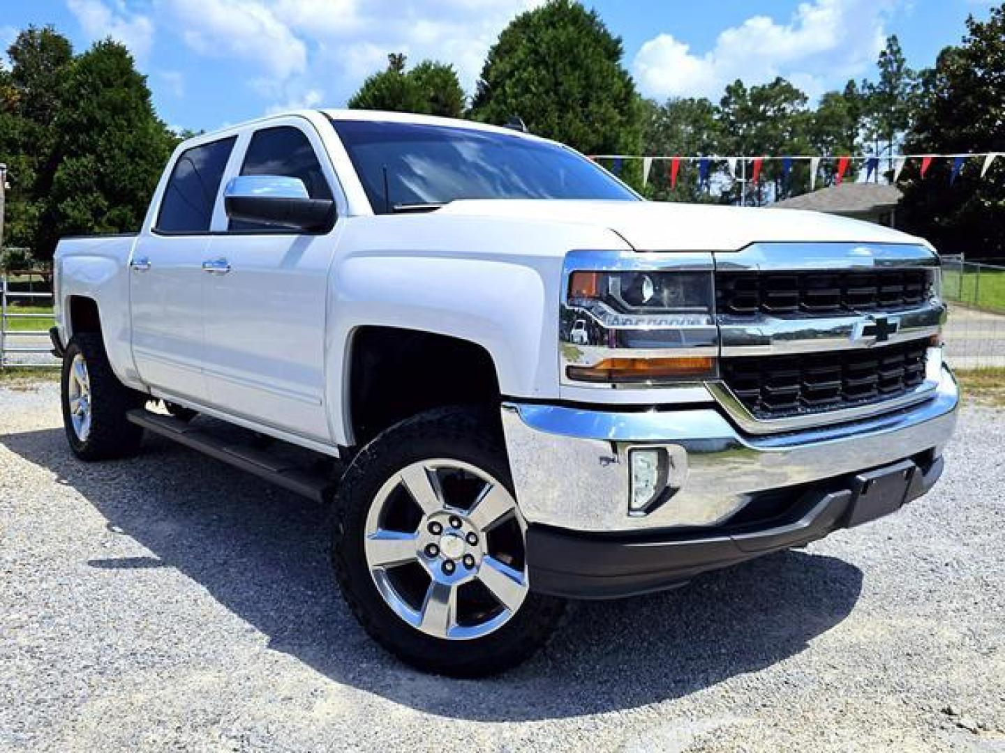 2017 White /Black Chevrolet Silverado 1500 Crew Cab LT Pickup 4D 5 3/4 ft (3GCPCREC3HG) , Auto, 6-Spd HD Overdrive transmission, located at 18001 Kellogg Rd, Saucier, MS, 39574, (228) 832-1441, 139.421463, -76.641457 - Photo#25