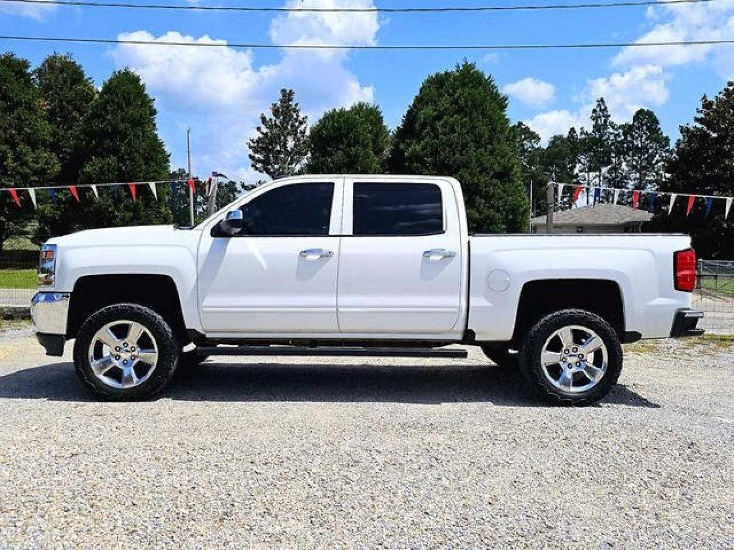 2017 White /Black Chevrolet Silverado 1500 Crew Cab LT Pickup 4D 5 3/4 ft (3GCPCREC3HG) , Auto, 6-Spd HD Overdrive transmission, located at 18001 Kellogg Rd, Saucier, MS, 39574, (228) 832-1441, 139.421463, -76.641457 - Photo#4