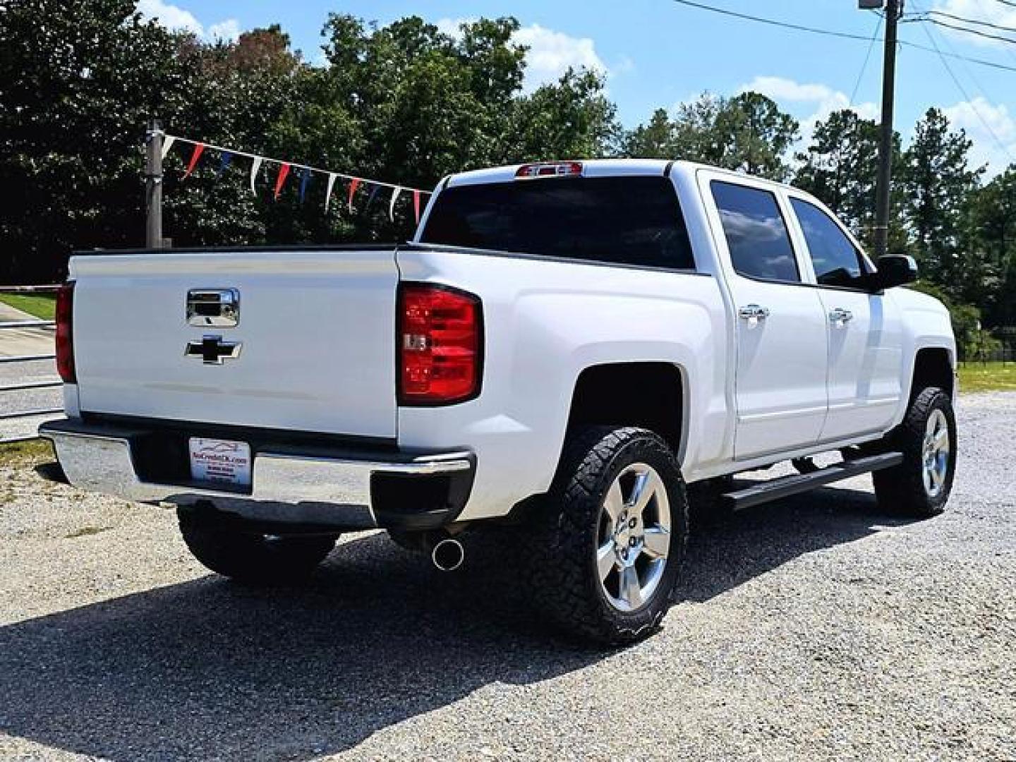 2017 White /Black Chevrolet Silverado 1500 Crew Cab LT Pickup 4D 5 3/4 ft (3GCPCREC3HG) , Auto, 6-Spd HD Overdrive transmission, located at 18001 Kellogg Rd, Saucier, MS, 39574, (228) 832-1441, 139.421463, -76.641457 - Photo#5