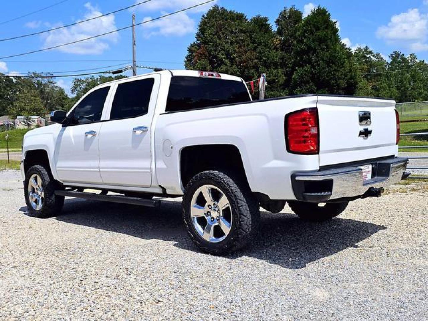 2017 White /Black Chevrolet Silverado 1500 Crew Cab LT Pickup 4D 5 3/4 ft (3GCPCREC3HG) , Auto, 6-Spd HD Overdrive transmission, located at 18001 Kellogg Rd, Saucier, MS, 39574, (228) 832-1441, 139.421463, -76.641457 - Photo#6