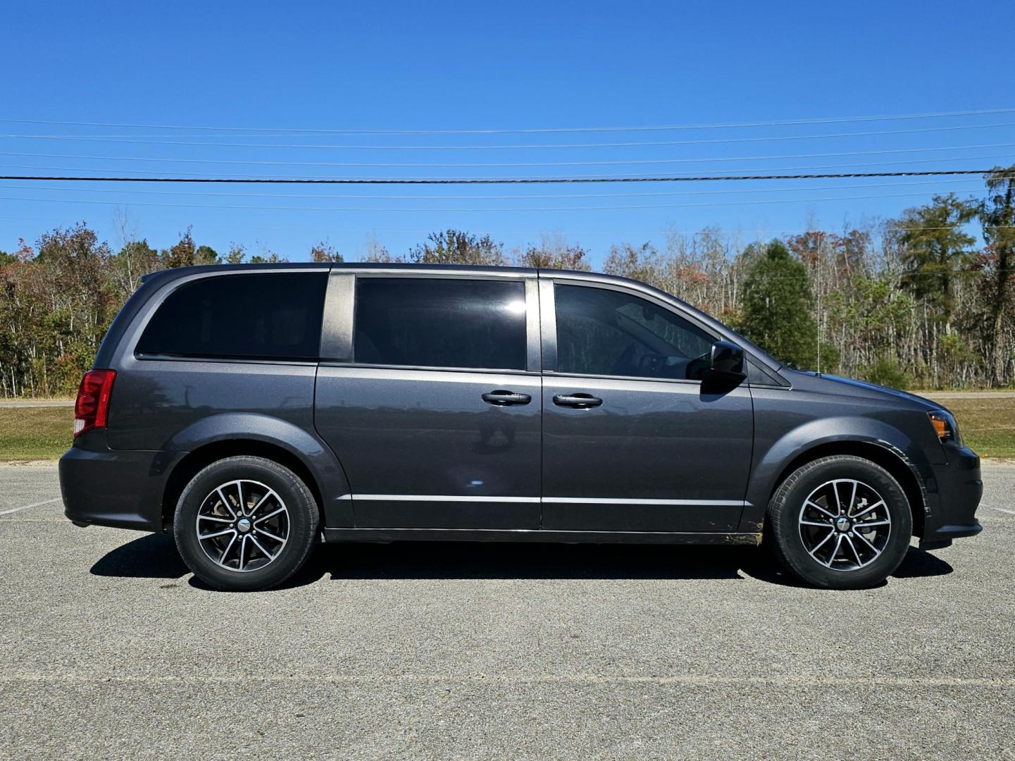 2019 Grey /BLACK Dodge Grand Caravan SE Plus (2C4RDGBG4KR) with an 3.6L V6 DOHC 24V engine, 6A transmission, located at 18001 Kellogg Rd, Saucier, MS, 39574, (228) 832-1441, 139.421463, -76.641457 - Photo#3