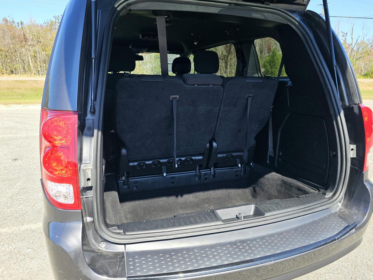 2019 Grey /BLACK Dodge Grand Caravan SE Plus (2C4RDGBG4KR) with an 3.6L V6 DOHC 24V engine, 6A transmission, located at 18001 Kellogg Rd, Saucier, MS, 39574, (228) 832-1441, 139.421463, -76.641457 - Photo#4