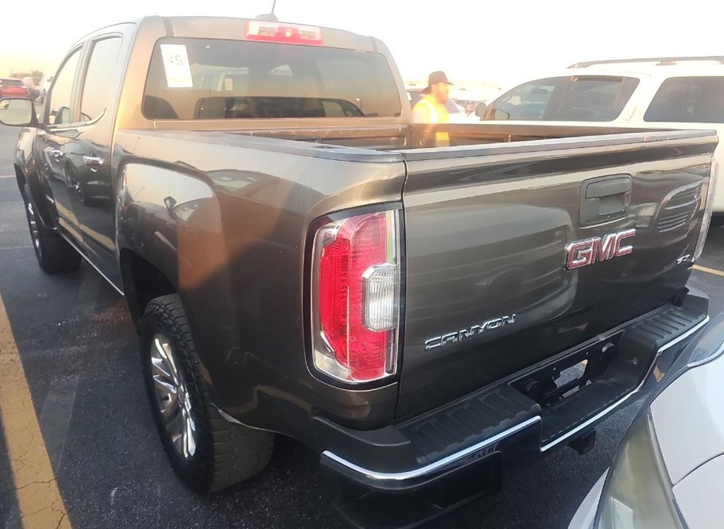 2015 BRONZE GOLD /BEIGE LEATHER GMC Canyon SLT Crew Cab 2WD Short Box (1GTG5CE37F1) with an 3.6L V6 DOHC 24V engine, 6-Speed Automatic transmission, located at 18001 Kellogg Rd, Saucier, MS, 39574, (228) 832-1441, 139.421463, -76.641457 - 2015 GMC Canyon SLE 4DOOR 2WD FUEL SAVER, EXTREMELY WELL MAINTAINED, HIGHWAY MILES, CARFAX CHECKED OUT, DEALER SERVICED, OUR SERVICE TECH HAS INSPECTED THIS CAR AND CHECKED IT OUT. GREAT EZ FAST FINANCING, BOOK VALUE $25,700. BUY IT NOW $20,989.00.. AND OUR LEANDING BANK FINANCING GETS YOU ROLLI - Photo#3