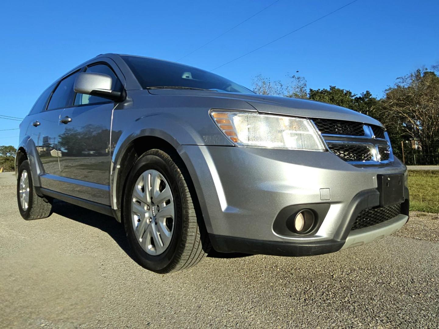 2018 SILVER /GRAY/BLACK Dodge Journey SXT (3C4PDCBG9JT) with an 3.6L V6 DOHC 24V engine, 4A transmission, located at 18001 Kellogg Rd, Saucier, MS, 39574, (228) 832-1441, 139.421463, -76.641457 - Photo#3