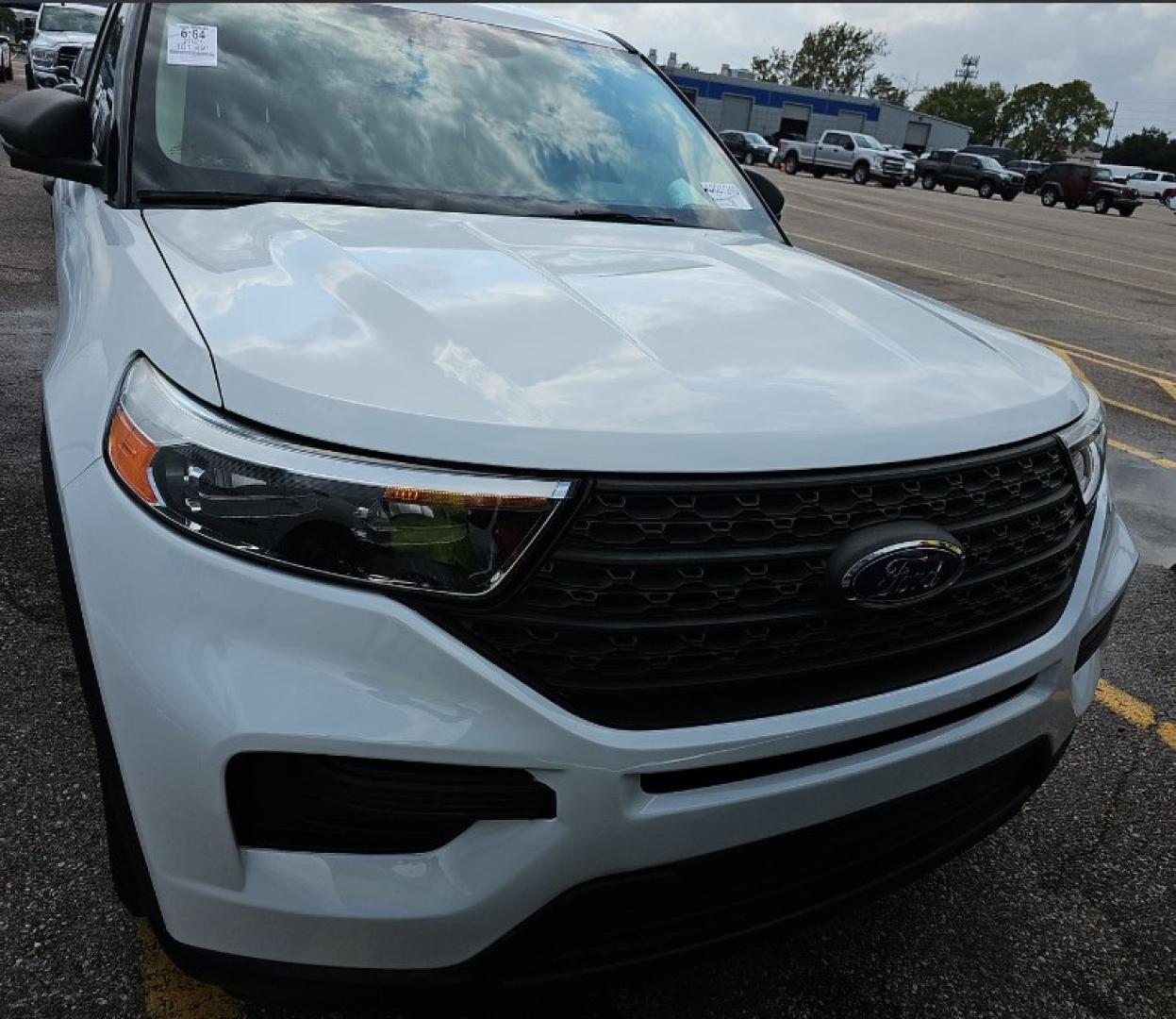 2021 White /GARY/BLACK Ford Explorer Base (1FMSK7BH9MG) with an 2.3L L4 DOHC 16V engine, 10A transmission, located at 18001 Kellogg Rd, Saucier, MS, 39574, (228) 832-1441, 139.421463, -76.641457 - Photo#10