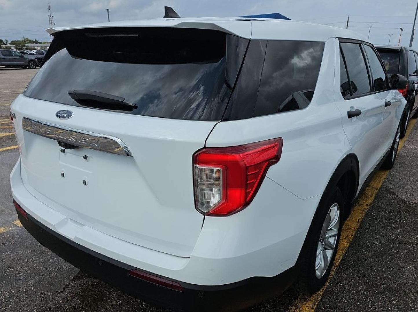 2021 White /GARY/BLACK Ford Explorer Base (1FMSK7BH9MG) with an 2.3L L4 DOHC 16V engine, 10A transmission, located at 18001 Kellogg Rd, Saucier, MS, 39574, (228) 832-1441, 139.421463, -76.641457 - Photo#7