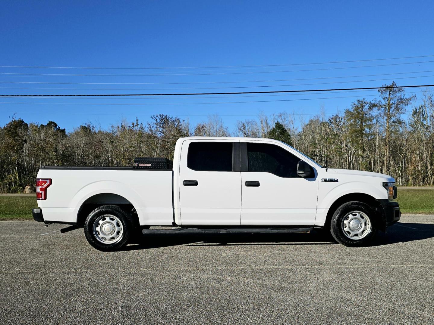 2019 White Ford F-150 XL (1FTEW1C5XKK) with an 5.0L V8 OHV 32V engine, 6A transmission, located at 18001 Kellogg Rd, Saucier, MS, 39574, (228) 832-1441, 139.421463, -76.641457 - 2019 Ford F-150 XL 4DR SUPERCREW, Back-up Camera, Integrated Turn Signal Mirrors, Satellite Radio, Bluetooth Connection, Privacy Glass, Smart Device Integration, Fog Lamps, Rear Parking Aid, Tire Pressure Monitor, Towing Package, Keyless Entry, Trailer Hitch, SuperCrew Cab, Side Airbags. Re - Photo#3