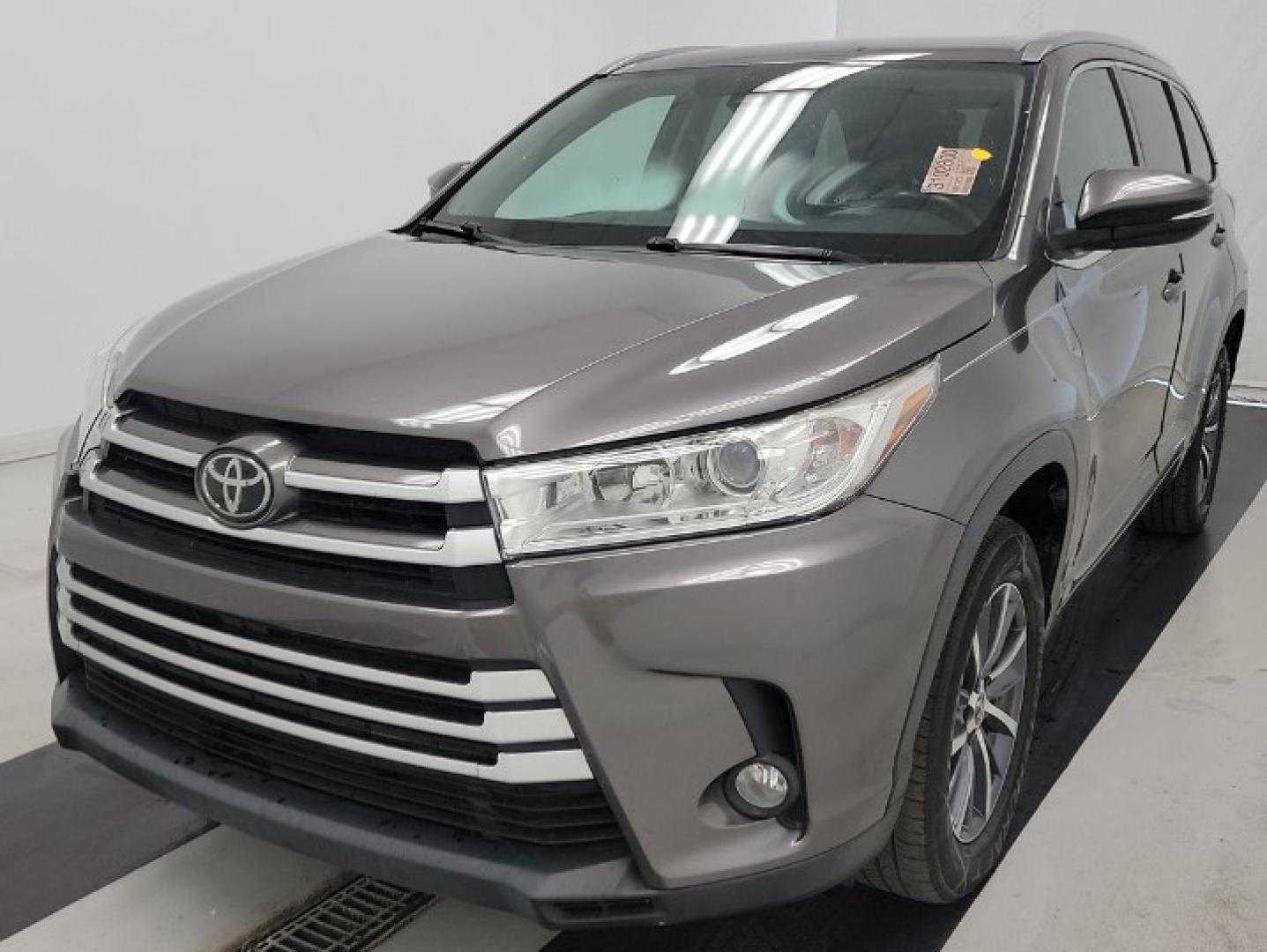 2017 SILVER Toyota Highlander SE FWD V6 (5TDKZRFH5HS) with an 3.5L V6 DOHC 24V engine, 6A transmission, located at 18001 Kellogg Rd, Saucier, MS, 39574, (228) 832-1441, 139.421463, -76.641457 - 2016 Toyota Highlander XLE with Front-Wheel Drive, Remote Start, Roof Rack, Navigation System, Keyless Entry, Fog Lights, Heated Seats, Power Liftgate, Alloy Wheels, Third Row Seating, and Satellite Radio, ALL HWY MILES SUPER CLEAN EXTREMELY WELL MAINTAINED, HIGHWAY MILES, CARFAX CHECKED OUT, DEA - Photo#0