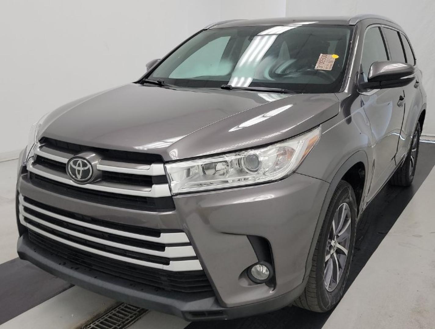 2017 SILVER Toyota Highlander SE FWD V6 (5TDKZRFH5HS) with an 3.5L V6 DOHC 24V engine, 6A transmission, located at 18001 Kellogg Rd, Saucier, MS, 39574, (228) 832-1441, 139.421463, -76.641457 - 2016 Toyota Highlander XLE with Front-Wheel Drive, Remote Start, Roof Rack, Navigation System, Keyless Entry, Fog Lights, Heated Seats, Power Liftgate, Alloy Wheels, Third Row Seating, and Satellite Radio, ALL HWY MILES SUPER CLEAN EXTREMELY WELL MAINTAINED, HIGHWAY MILES, CARFAX CHECKED OUT, DEA - Photo#12