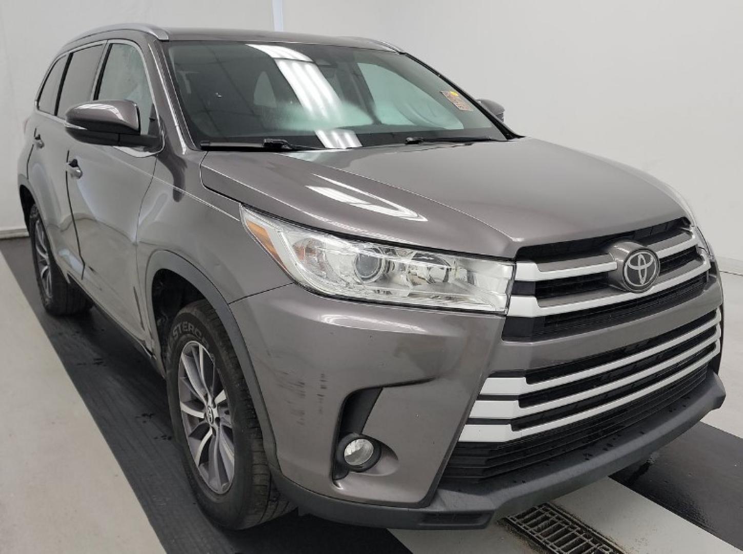 2017 SILVER Toyota Highlander SE FWD V6 (5TDKZRFH5HS) with an 3.5L V6 DOHC 24V engine, 6A transmission, located at 18001 Kellogg Rd, Saucier, MS, 39574, (228) 832-1441, 139.421463, -76.641457 - 2016 Toyota Highlander XLE with Front-Wheel Drive, Remote Start, Roof Rack, Navigation System, Keyless Entry, Fog Lights, Heated Seats, Power Liftgate, Alloy Wheels, Third Row Seating, and Satellite Radio, ALL HWY MILES SUPER CLEAN EXTREMELY WELL MAINTAINED, HIGHWAY MILES, CARFAX CHECKED OUT, DEA - Photo#3