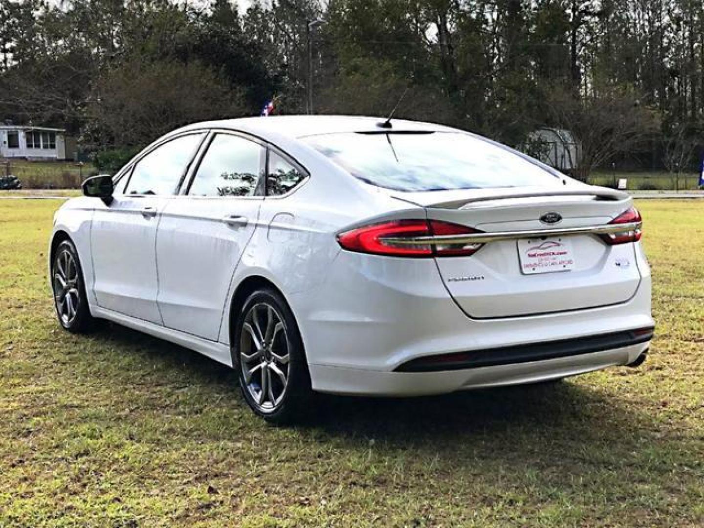 2017 White /Black Ford Fusion S Sedan 4D (3FA6P0G74HR) with an 2.5L L4 DOHC 16V engine, Auto, 6-Spd SelectShift transmission, located at 18001 Kellogg Rd, Saucier, MS, 39574, (228) 832-1441, 139.421463, -76.641457 - Photo#4